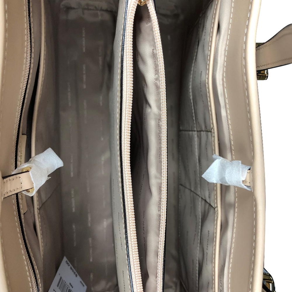 SOLD🥰🥰NEW AUTHENTIC MICHAEL KORS TRAVEL BAG - Picture 8 of 8